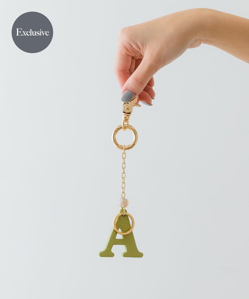 RODE SKO（ロデスコ）の「『別注』Hashibami×RODESKO　イニシャルチャーム（キーホルダー・レディース・GOLD/CUSTERD/STRAWBERRY/MATCHA/ASH BLUE・one）」の2枚目の写真