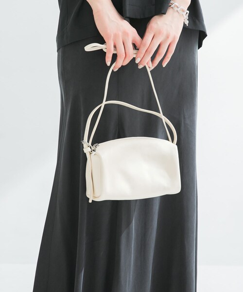 URBAN RESEARCH（アーバンリサーチ）の「LEATHER SQUARE SHOULDER（ショルダーバッグ・レディース・IVORY/BLACK・-）」の4枚目の写真
