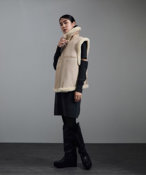 ADAM ET ROPE'（アダムエロペ）の「【TANAKA（タナカ）】SHEARLING VEST（ムートンコート・レディース・オフホワイト/ダークブラウン・S）」の10枚目の写真