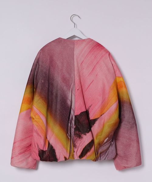 ADAM ET ROPE'（アダムエロペ）の「MENS【OVERCOAT】DOLMAN SLEEVE PUFFER JACKET WITH BATTING IN PRINTED VELVET（ノーカラージャケット・メンズ・パープル系・1/2）」の4枚目の写真