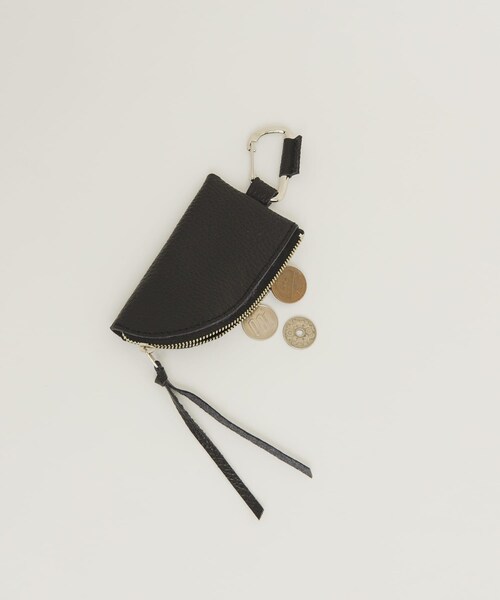 KBF（ケイビーエフ）の「レザーポーチチャーム（キーホルダー・レディース・IVORY/BLACK・One）」の4枚目の写真