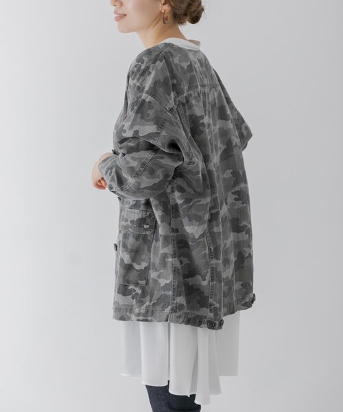 URBAN RESEARCH Sonny Label（アーバンリサーチサニーレーベル）の「『WEB限定』カモフラ柄ノーカラージャケット（ノーカラージャケット・レディース・グレー/カーキ・FREE）」の6枚目の写真