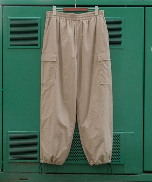 ITEMS URBANRESEARCH(アイテムズ アーバンリサーチ)の「『XLサイズあり』『セットアップ対応』撥水ナイロングログラン裏フリースカーゴ(その他パンツ・メンズ・KHK/BLK/BEG・M/L/XL)」の2枚目の写真