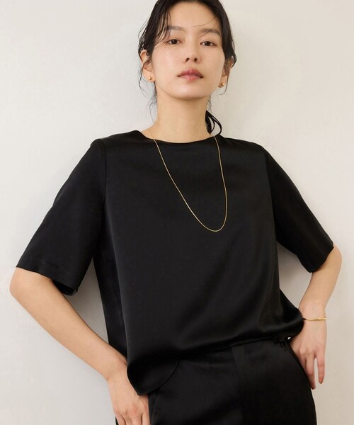 ROPE'（ロペ）の「ドレープサテンティーブラウス/セットアップ対応・イージーケア（シャツ/ブラウス・レディース・ブラック/キャメル系/ベージュ・F）」の2枚目の写真