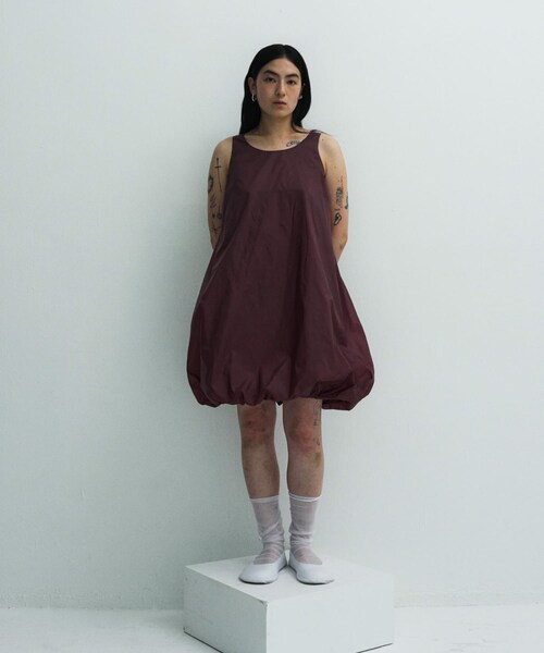 URBAN RESEARCH（アーバンリサーチ）の「AMOMENTO　NYLON VOLUME MINI DRESS（ワンピース・レディース・BLACK/PURPLE・0）」の3枚目の写真
