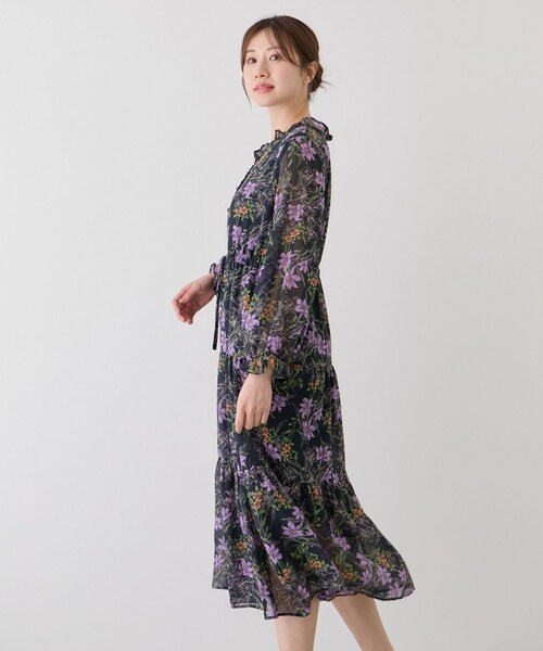 Jayro(ジャイロ)の「フリルネック花柄ワンピース(ワンピース・レディース・ホワイト系/ネイビー系・F)」の16枚目の写真