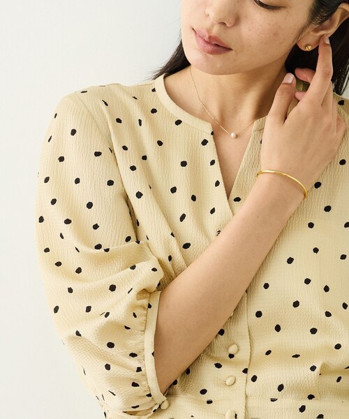 ROPE'(ロペ)の「ドットプリントウエストタックペプラムブラウス/イージーケア(シャツ/ブラウス・レディース・ベージュ/ネイビー・F)」の11枚目の写真