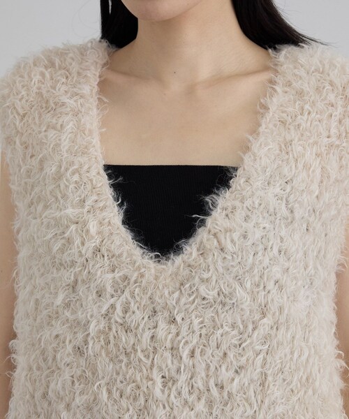 ADAM ET ROPE'(アダムエロペ)の「カーリーモヘアクロップドベスト(ベスト・レディース・ブラック/オフホワイト・F)」の18枚目の写真