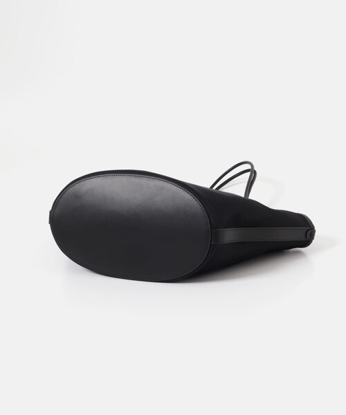 RODE SKO（ロデスコ）の「ROH Seoul　LIEN NYLON（トートバッグ・レディース・BLACK/UMBER・-）」の5枚目の写真