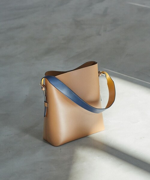 VIS（ビス）の「【新色追加】【A4収納】リバーシブルハンドルワンショルダーバッグ（トートバッグ・レディース・ブラック/ライトグレー/キャメル系/ベージュ系/ダークブラウン/グレー系・F）」の8枚目の写真