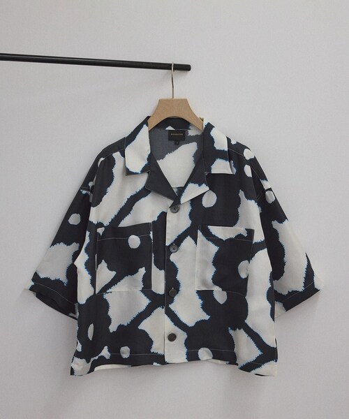 ADAM ET ROPE'(アダムエロペ)の「【BANANATIME(バナナタイム)】CROPPED HAWAIIAN SHIRT / クロップドハワイアンシャツ(シャツ/ブラウス・レディース・キナリ系/ネイビー系・S)」の1枚目の写真