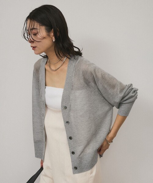 ADAM ET ROPE'（アダムエロペ）の「ブライトラメVネックシアーカーディガン［一部WEB限定カラー・手洗い可能］（カーディガン/ボレロ・レディース・ブラック/グレー/ピンク/ゴールド/シルバー/ライトグレー・F）」の7枚目の写真