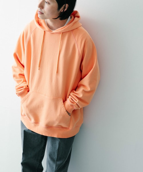 ITEMS URBANRESEARCH（アイテムズ アーバンリサーチ）の「SCREEN STARS　日焼け加工 カラースウェットパーカー（パーカー・メンズ・BLU/NTL/ORG/BLK・M/L）」の4枚目の写真