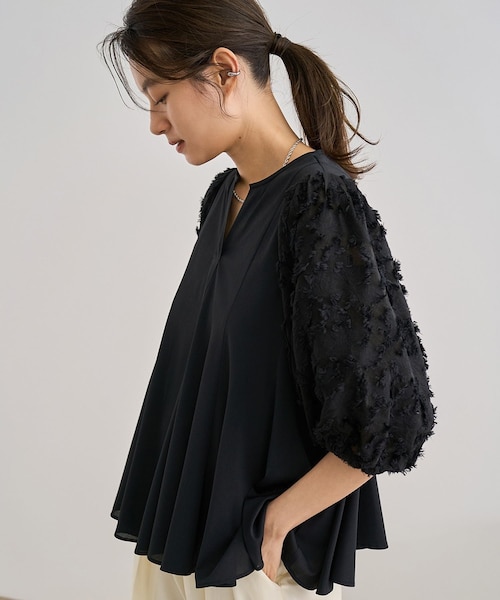 ROPE'（ロペ）の「ジャガードスリーブコンビブラウス/イージーケア（シャツ/ブラウス・レディース・ブラック/ホワイト・F）」の2枚目の写真