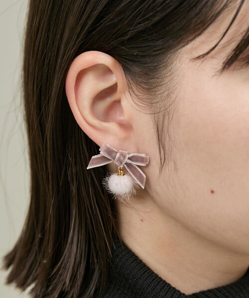 ROPE' PICNIC（ロペピクニック）の「ベルベットリボン×シャギーボールプチピアス（ピアス（両耳用）・レディース・ベージュ/グリーン系/オレンジ系・F）」の5枚目の写真