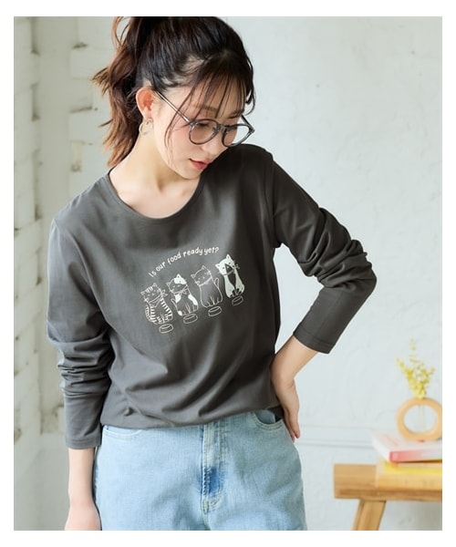 nissen（ニッセン）の「綿１００％長袖プリントTシャツ（ＵＶカット）＜大きいサイズ有＞（Tシャツ/カットソー・レディース・オフホワイト:フレンチロゴ/アイス杢:シンプルロゴ/在庫限り◆ライムイエロー:草花/在庫限り◆グレージュ:ネコロゴ/黒:ナンバーロゴ/在庫限り◆モーブピンク:雑貨ロゴ/オフホワイト:ナンバーロゴ/モカグレー:クールロゴ/黒:フレンチロゴ/アイス杢:フォトねこ/ラズベリーピンク:フレンチ/杢グレー:ネコだらけ/チャコールグレー:袖ロゴ/ボルドー:ロゴ花/ネイビー:ハート/オフホワイト:ブロックロゴ/黒:レタリングロゴ/グレイッシュブルー:ほのぼのネコ/モカベージュ:胸つむネコ/チャコール:アーチロゴ/在庫限り◆ブルーグレー:胸ネコ/在庫限り◆ダスティピンク:花/チャコール:おすわりネコ/黒:ブロックロゴ/オフホワイト:筆記ロゴ/グリーン:野花・S/M/L/LL/3L/4L/5L/6L/8L/10L）」の15枚目の写真