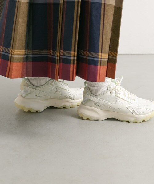 URBAN RESEARCH DOORS（アーバンリサーチドアーズ）の「NIKE　TC7900 PRM（スニーカー・レディース・セイルグレイ・23.5/24/24.5）」の5枚目の写真