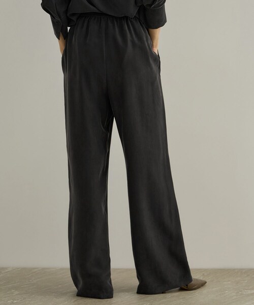 ADAM ET ROPE'(アダムエロペ)の「GENTLE SILK パンツ / セットアップ対応・新色追加(シャツ/ブラウス・レディース・ブラック/ブラウン・M/S)」の10枚目の写真