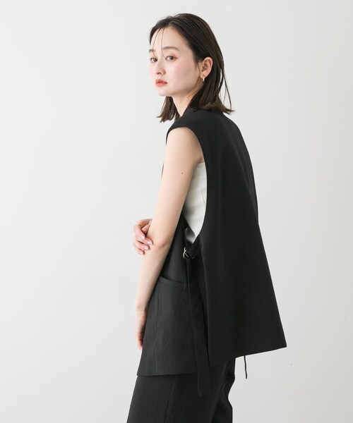 SENSE OF PLACE by URBAN RESEARCH（センスオブプレイスバイアーバンリサーチ）の「『UR TECH DRYLUXE』リネンライクサイドベルトジレ（ベスト・レディース・BLACK/GREIGE/CHARCOAL/NAVY・one）」の19枚目の写真