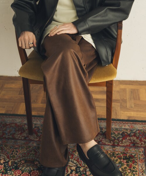 SENSE OF PLACE by URBAN RESEARCH（センスオブプレイスバイアーバンリサーチ）の「フェイクスエードストレートパンツ（その他パンツ・メンズ・BLACK/BROWN・M/L）」の2枚目の写真
