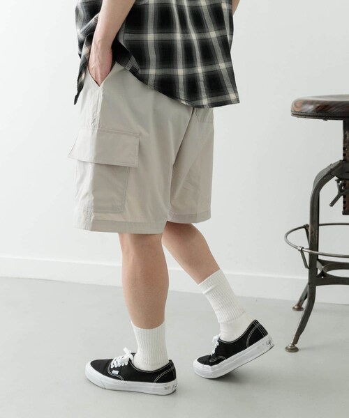 ITEMS URBANRESEARCH（アイテムズ アーバンリサーチ）の「ウエストイージーポリカーゴショーツ（その他パンツ・メンズ・BLK/IVO/KHK・S/M/L）」の9枚目の写真