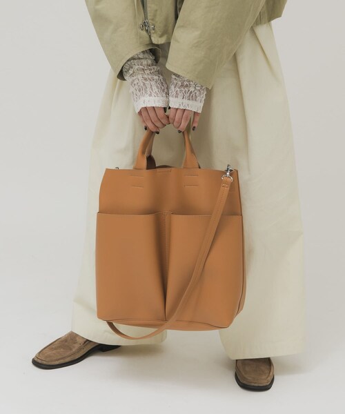 KBF（ケイビーエフ）の「アウトポケットイージーBAG（ショルダーバッグ・レディース・CAMEL/BLACK・One）」の2枚目の写真