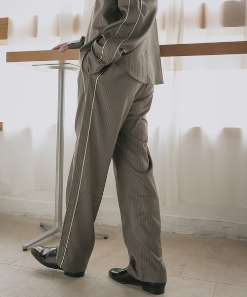 SENSE OF PLACE by URBAN RESEARCH（センスオブプレイスバイアーバンリサーチ）の「サイドラインピンストライプスラックス（その他パンツ・メンズ・CHARCOAL/KHAKI/ORANGE・M/L）」の2枚目の写真