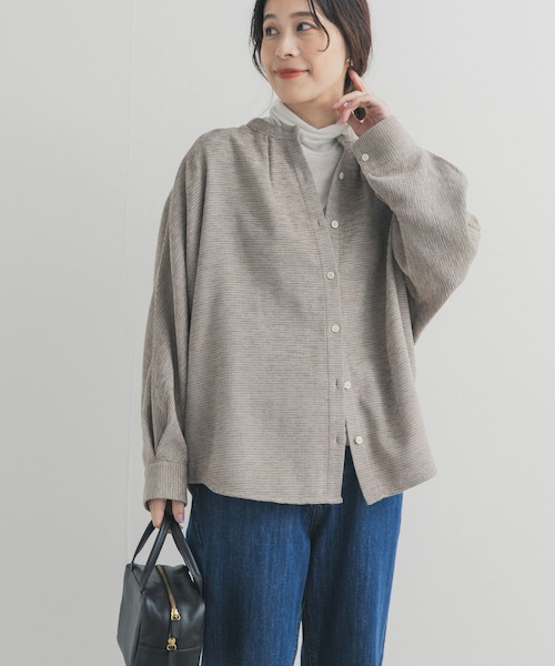 URBAN RESEARCH DOORS（アーバンリサーチドアーズ）の「ドルマンバンドカラーシャツ（シャツ/ブラウス・レディース・BEIGE/CHARCOAL・Free）」の2枚目の写真