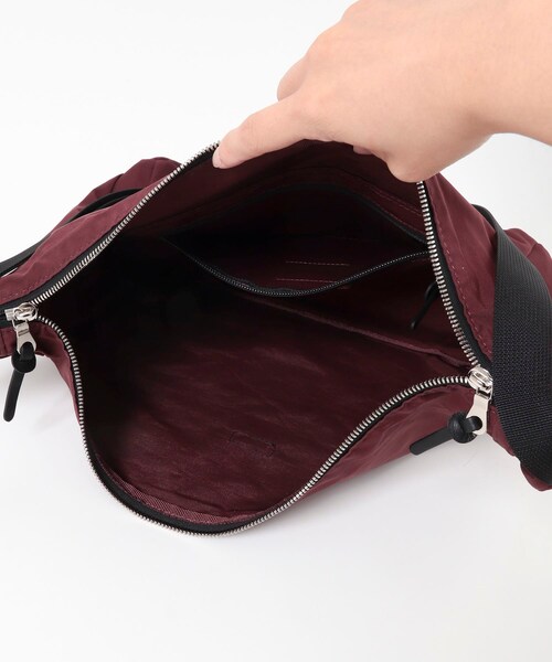 URBAN RESEARCH DOORS(アーバンリサーチドアーズ)の「STANDARD SUPPLY TRIANGLE SHOULDER(ショルダーバッグ・メンズ・BORDEAUX・One)」の6枚目の写真