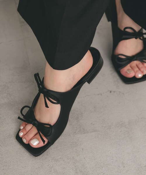 KBF（ケイビーエフ）の「サテンリボンミュール（サンダル・レディース・BLUE/BLACK・37/38）」の7枚目の写真