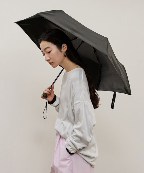 ADAM ET ROPE'(アダムエロペ)の「形状記憶折りたたみ晴雨兼用傘/遮光(折りたたみ傘・レディース・ブラック/グレー・F)」の7枚目の写真