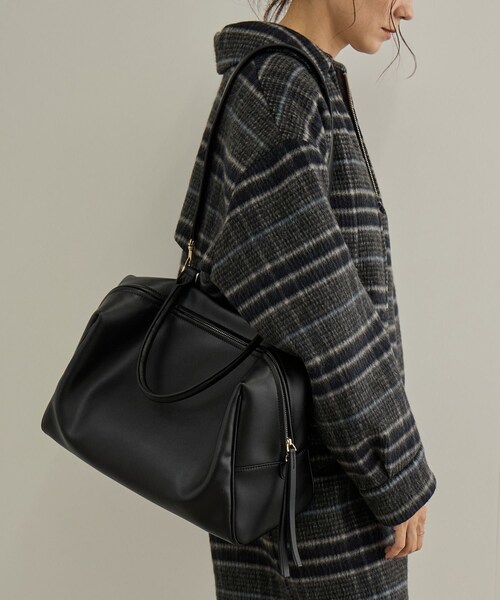 ADAM ET ROPE'(アダムエロペ)の「【WEB限定】スプリットレザーワンハンドルボストンバッグ / A4対応(ボストンバッグ・レディース・ブラック/ダークブラウン・F)」の9枚目の写真