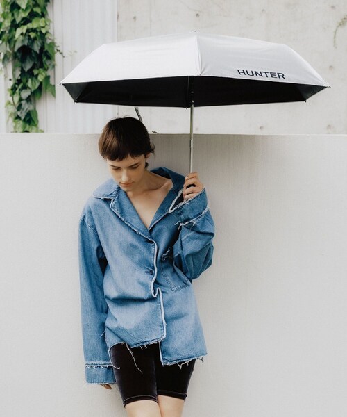 ADAM ET ROPE'(アダムエロペ)の「【HUNTER for ADAM ET ROPE'】別注 ALL WEATHER AUTO COMPACT UMBRELLA 55cm/晴雨兼用(折りたたみ傘・レディース・シルバー・F)」の2枚目の写真