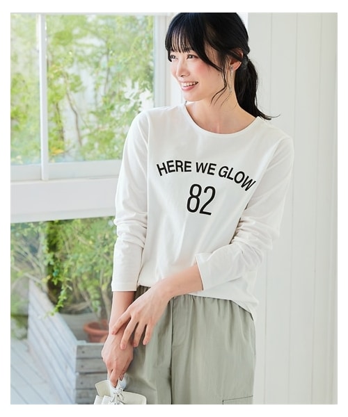 nissen（ニッセン）の「綿１００％長袖プリントTシャツ（ＵＶカット）＜大きいサイズ有＞（Tシャツ/カットソー・レディース・オフホワイト:フレンチロゴ/アイス杢:シンプルロゴ/ライムイエロー:草花/グレージュ:ネコロゴ/黒:ナンバーロゴ/モーブピンク:雑貨ロゴ/オフホワイト:ナンバーロゴ/モカグレー:クールロゴ/黒:フレンチロゴ/アイス杢:フォトねこ/ラズベリーピンク:フレンチ/杢グレー:ネコだらけ/チャコールグレー:袖ロゴ/ボルドー:ロゴ花/ネイビー:ハート/オフホワイト:ブロックロゴ/黒:レタリングロゴ/グレイッシュブルー:ほのぼのネコ/モカベージュ:胸つむネコ/チャコール:アーチロゴ・S/M/L/LL/3L）」の5枚目の写真