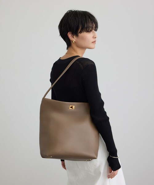 ADAM ET ROPE'（アダムエロペ）の「【WEB限定】【W S（ドゥーブル）】ソフトレザーメタルロックバケットバッグ（ショルダーバッグ・レディース・ブラック/ブラック系/ベージュ系・F）」の4枚目の写真