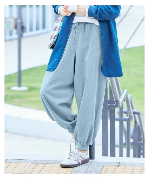 nissen（ニッセン）の「＜大きいサイズ＞楽ちんデニム裾リブパンツ（ゆったりヒップ）（パンツ・レディース・ユーズドブルー/インディゴブルー/ブリーチ・L/LL/3L/4L/5L/6L/8L/10L）」の4枚目の写真