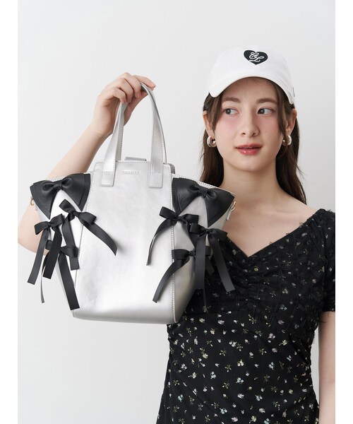 CALNAMUR（カルナムール）の「RIBBON BAG/リボンバッグ（ハンドバッグ・レディース・ブラック/シルバー・F）」の4枚目の写真