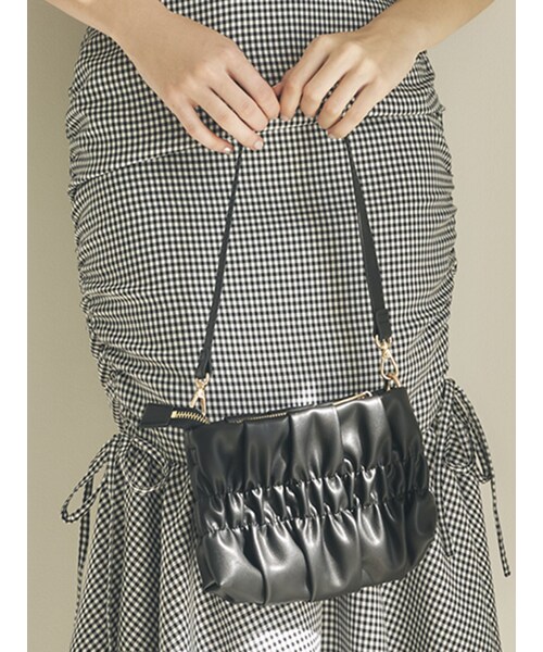 RESEXXY（リゼクシー）の「メタリックギャザーバッグ（ハンドバッグ・レディース・ブラック/ゴールド・F）」の2枚目の写真