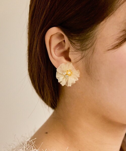 ROPE' PICNIC（ロペピクニック）の「チュールイヤリング（イヤリング・レディース・チャコール/キナリ・F）」の2枚目の写真