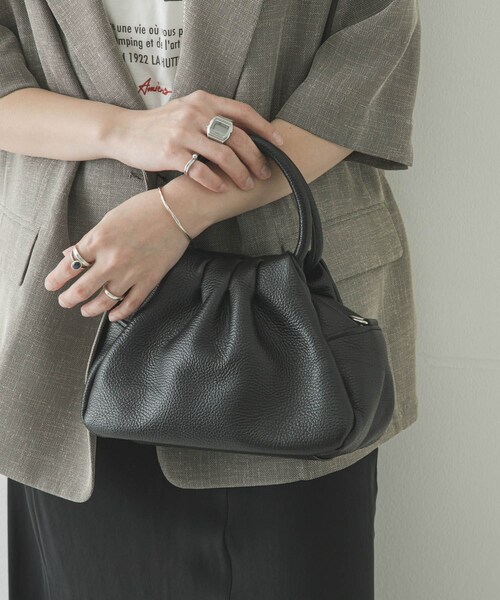 URBAN RESEARCH(アーバンリサーチ)の「レザーハンドバッグ(ハンドバッグ・レディース・OFFWHITE/BLACK/MOCHA・-)」の2枚目の写真