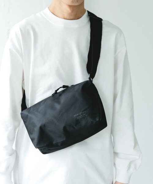 URBAN RESEARCH DOORS(アーバンリサーチドアーズ)の「『別注』YAKPAK×DOORS SHOULDER BAG S(ショルダーバッグ・メンズ・BLACK/CHARCOAL/GRAY/YELLOW・-)」の6枚目の写真