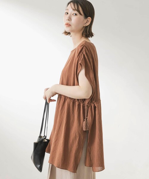 URBAN RESEARCH ROSSO（アーバンリサーチロッソ）の「F by ROSSO　ウエストギャザーオーバーブラウス（シャツ/ブラウス・レディース・BROWN/BLACK/WHITE・FREE）」の4枚目の写真