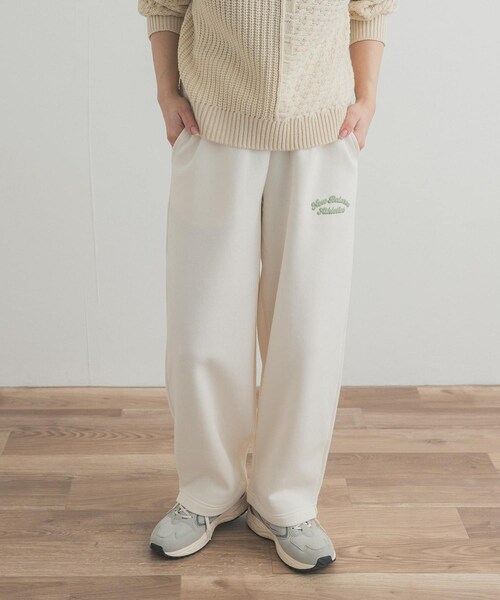 URBAN RESEARCH DOORS（アーバンリサーチドアーズ）の「NEW BALANCE　フリースバレルレッグパンツ（スウェットパンツ・レディース・BK/PEF・S）」の3枚目の写真