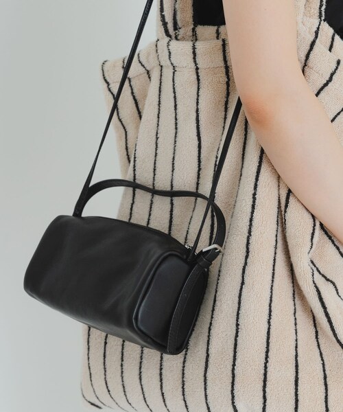 URBAN RESEARCH（アーバンリサーチ）の「LEATHER SQUARE SHOULDER（ショルダーバッグ・レディース・IVORY/BLACK・-）」の3枚目の写真