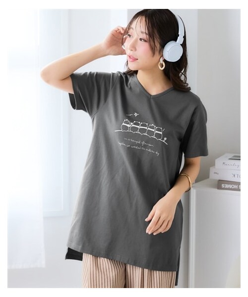 nissen（ニッセン）の「【ひんやりコットン】プリントVネックチュニックTシャツ（綿１００％・接触冷感・UVカット）（選べる柄）＜大きいサイズ有＞（チュニック・レディース・[終売]カジュアルロゴ:グレージュ/[終売]カジュアルロゴ:アイス杢/[終売]タテロゴ:黒/タテロゴ:オフホワイト/カレッジロゴ:オフホワイト/[終売]カレッジロゴ:グレージュ/[終売]ソファネコ:スモーキーブルー/[終売]かくれんぼネコ:ネイビー/[終売]かくれんぼネコ:アイス杢/タワー:ミント/カットフラワー:ラベンダー/[終売]マリンロゴ:ブルーグリーン/[終売]アメカジロゴ:チャコールグレー/[終売]フライングバード:モーブグリーン/大人ロゴ:オフホワイト/ポップネコ:ブルーグリーン/カーブロゴ:黒/ソフトロゴ:チャコールグレー/ボタニカル:ミント/ハートロゴ:ピンクベージュ/衿花:ダークブルー/ブックネコ:オートミール/フレンチロゴ:ベージュ/筆記ロゴ:オフホワイト/パンダ:チャコールグレー/伸びネコ:ネイビー/花:ダークピンク/シティ:ソフトブルー・S/M/L/LL/3L/4L/5L/6L）」の9枚目の写真