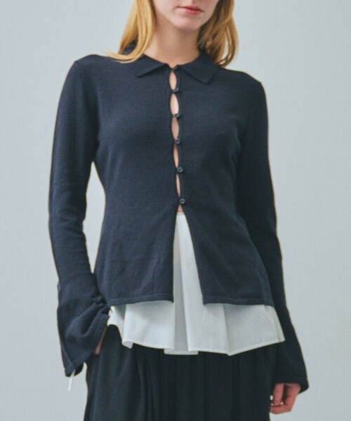 ROPE'（ロペ）の「【一部店舗限定】【REALM（レルム）】FLARE SLEEVE KNIT｜襟付きニットカーディガン（カーディガン/ボレロ・レディース・チャコール/ブラック/ホワイト・38）」の22枚目の写真