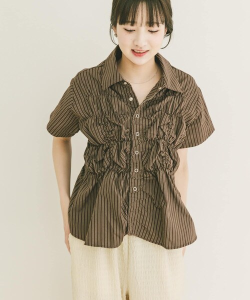 ITEMS URBANRESEARCH（アイテムズ アーバンリサーチ）の「シャーリングストライプシャツ（シャツ/ブラウス・レディース・BEG/BRN/BLK・Free）」の14枚目の写真