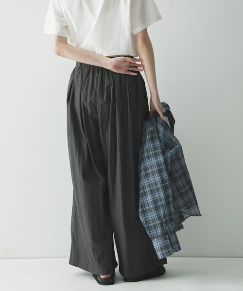 URBAN RESEARCH(アーバンリサーチ)の「『UR TECH/撥水/UVカット』ギャザーワイドパンツ(その他パンツ・レディース・ICE GRAY/BEIGE/CHARCOAL・36/38)」の19枚目の写真