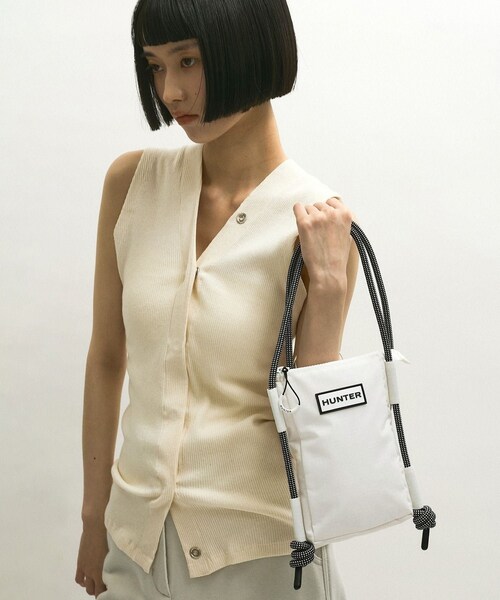 ADAM ET ROPE'(アダムエロペ)の「【HUNTER for ADAM ET ROPE'】別注トラベルフォンポーチ(ショルダーバッグ・レディース・ブラック/ホワイト・F)」の10枚目の写真