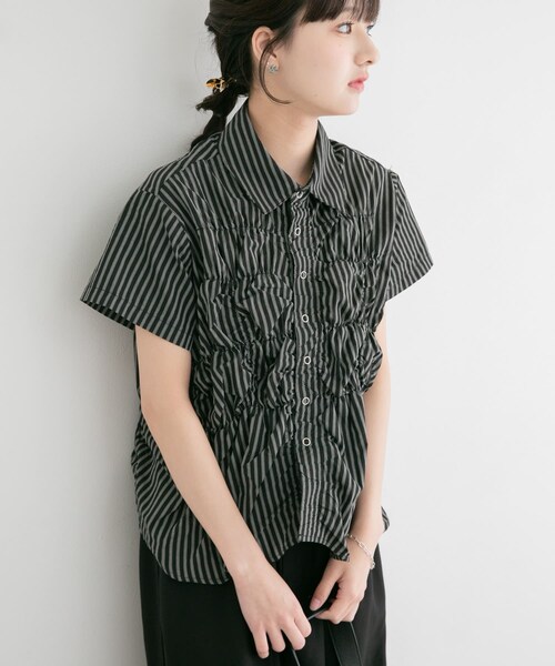 ITEMS URBANRESEARCH（アイテムズ アーバンリサーチ）の「シャーリングストライプシャツ（シャツ/ブラウス・レディース・BEG/BRN/BLK・Free）」の7枚目の写真